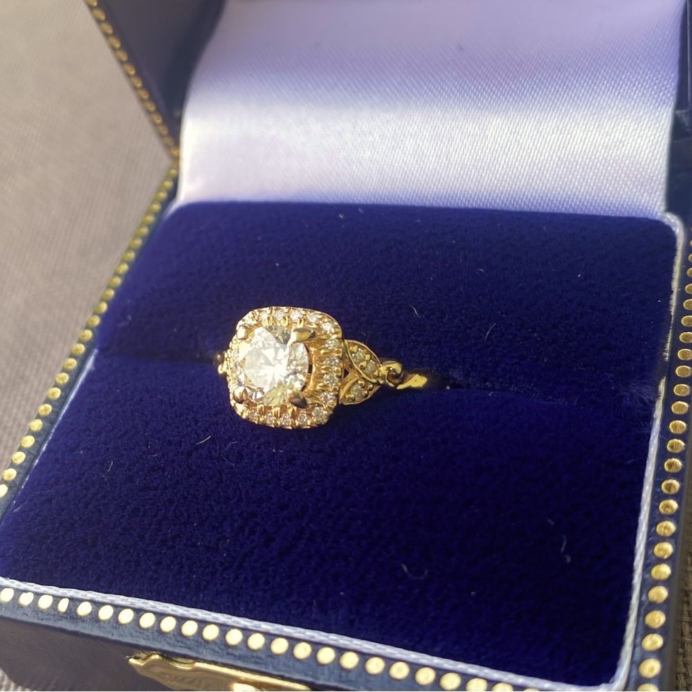 Beautiful 14K Gold Diamond Halo Ring Sz 6